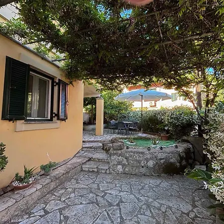 Semesterbostad Ourano -gastouri Village Center